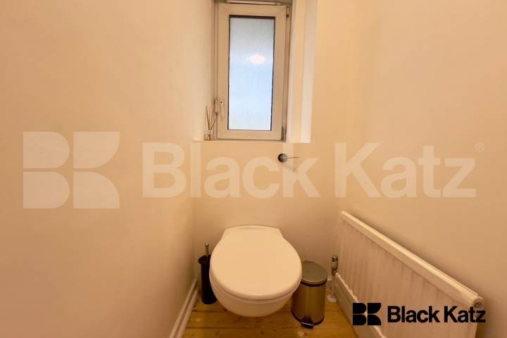 Charming private garden with wooden floors throughout  Cluny Estate , London bridge